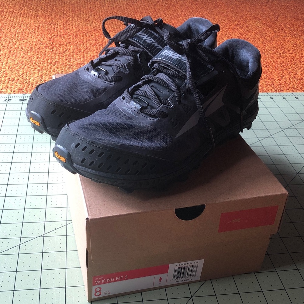 Altra women’s King MT 2 like new size 8